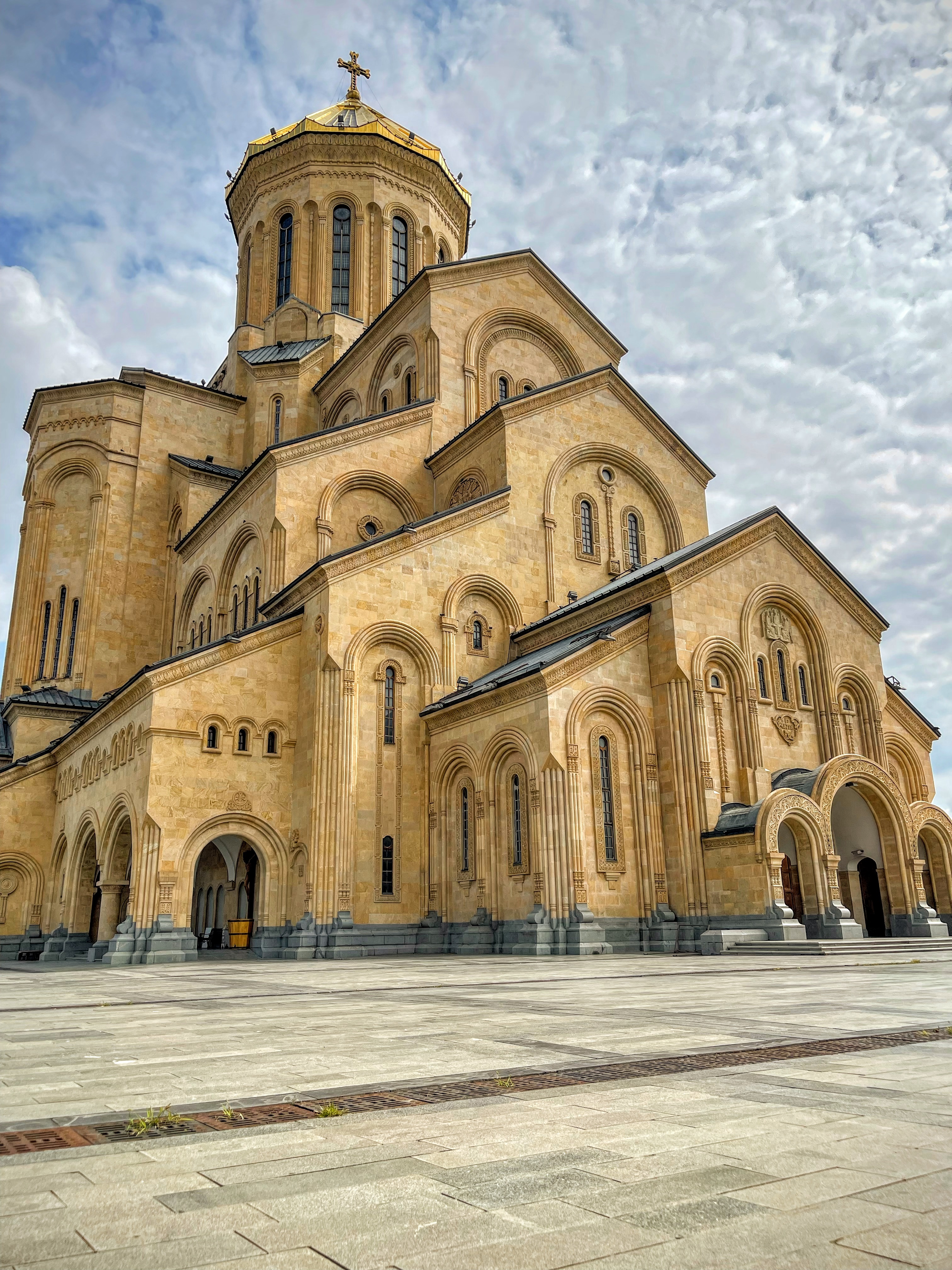 სამების ტაძარი ღამით 4 — შორეული ღამის პანორამა